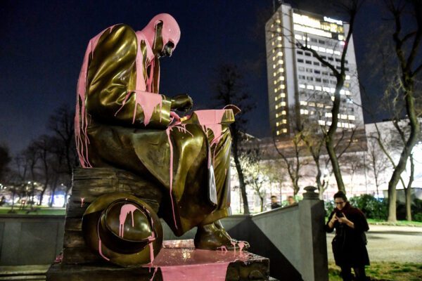 Montanelli e la sposa bambina africana: “perché quella statua va tolta”