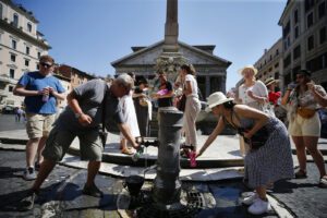 FOTO DI REPERTORIO Foto Vincenzo Livieri – LaPresse 
27-06-2019 – Roma 
Cronaca
Ondata di caldo. Nella foto i turisti si rinfrescano nella fontana del Pantheon

Photo Vincenzo Livieri – LaPresse 
27-06-2019 Rome (Italy)
News
Heatwave. In the picture people cool off at a fountain at the Pantheon