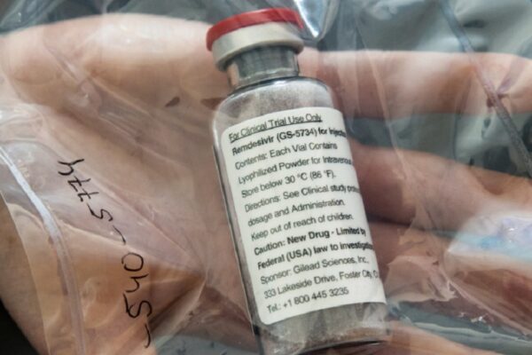 Remdesivir primo farmaco approvato in Europa contro il Covid: via libera dall’Ema
