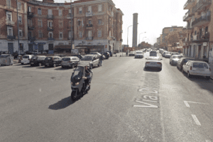 Napoli, investe pedone e finisce contro un’auto: centauro rischia danni alla spina dorsale