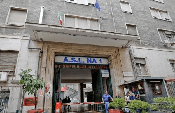 Follia a Napoli, ragazzino di 16 anni accoltellato alla testa
