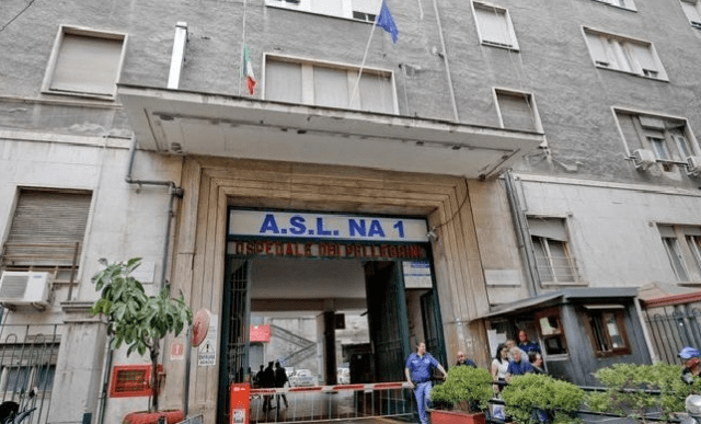 Follia a Napoli, ragazzino di 16 anni accoltellato alla testa