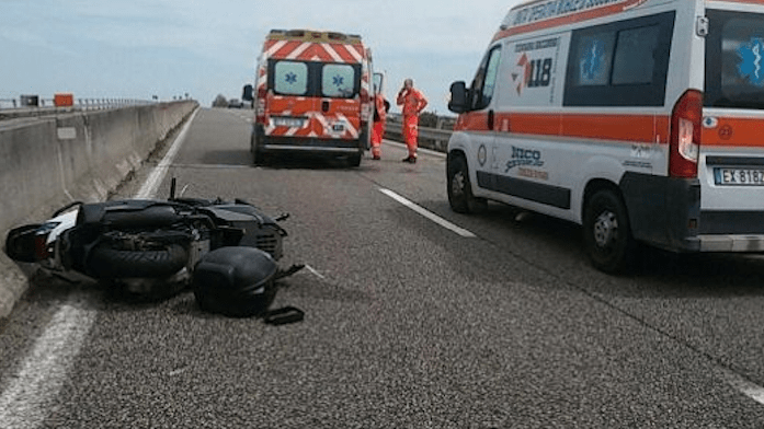 Schianto in moto sull’Asse Mediano, giovane papà muore al Cardarelli: familiari disperati