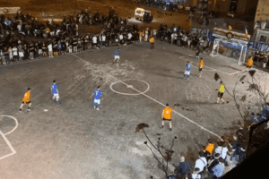 Napoli, torneo di calcetto abusivo: match in Piazza con fuochi d’artificio e neomelodici