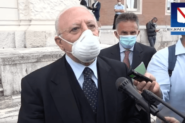 De Luca sull’uso della mascherina: “Continuo a indossarla, obbligatorio averla sempre con sé”