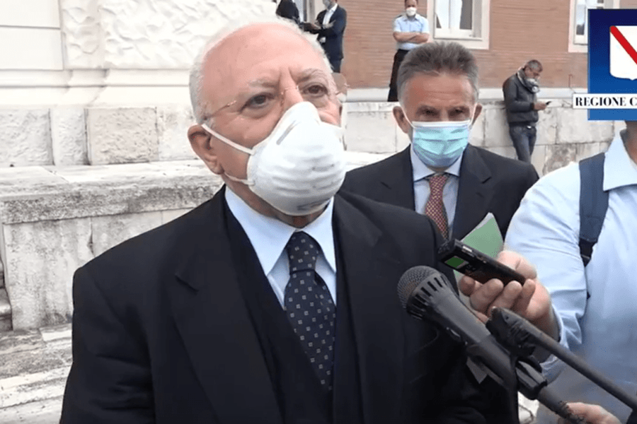 De Luca sull’uso della mascherina: “Continuo a indossarla, obbligatorio averla sempre con sé”