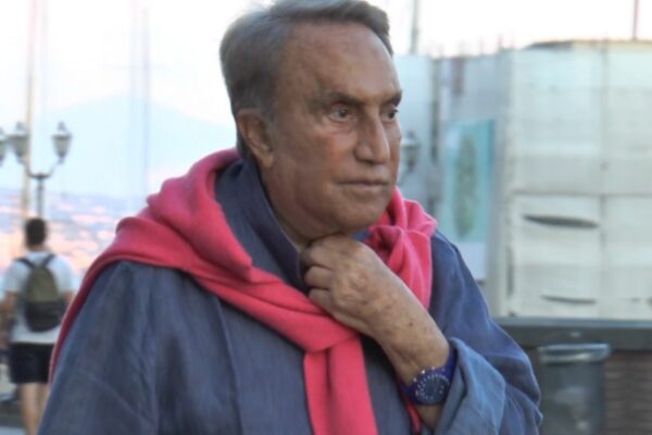 Coronavirus, Emilio Fede positivo: albergo chiuso, isolamento al Covid residence di Napoli