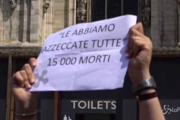 A Milano centro destra in piazza, tensione con i centri sociali: “Gallera e Fontana sono degli assassini”