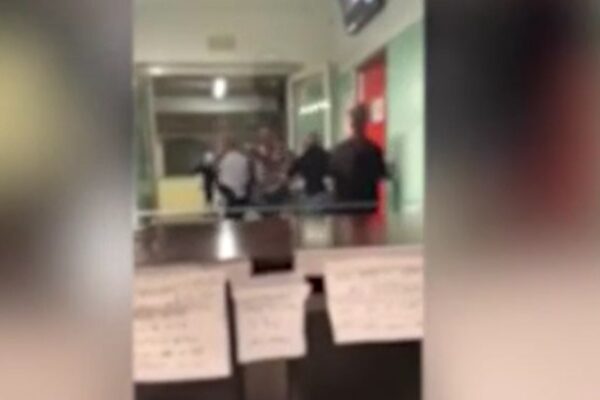 “Lasciala stare”, coltellate in ospedale all’amante della moglie: medici e infermieri in fuga