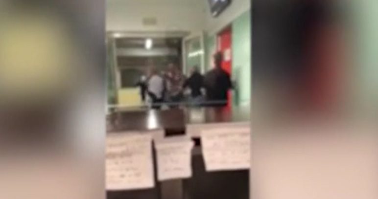 “Lasciala stare”, coltellate in ospedale all’amante della moglie: medici e infermieri in fuga