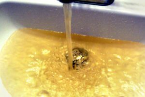 Carcere di Santa Maria Capua Vetere, acqua gialla dai rubinetti