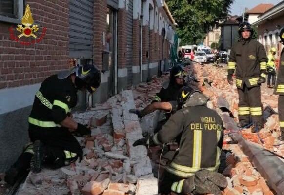 Crolla cornicione in strada, muoiono mamma e due figli piccoli. Illeso il primogenito