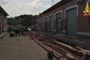 Crolla cornicione in strada, muoiono mamma e due figli piccoli. Illeso il primogenito