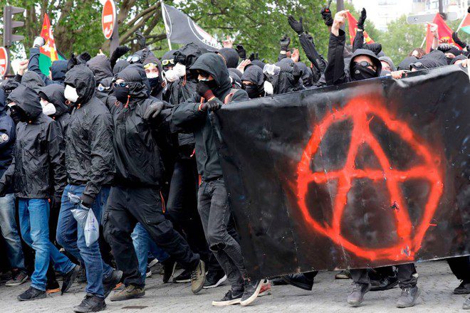 Il governo Meloni e la ridicola allerta anarchici: repressione e manganello, il terrore rosso è tornato