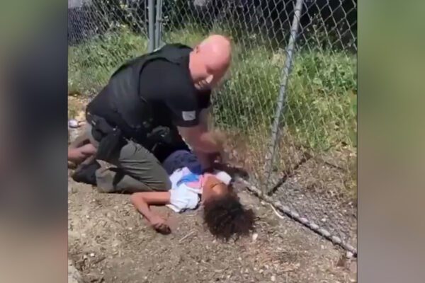 Minorenne trattato come George Floyd: bloccato a terra e picchiato da un poliziotto