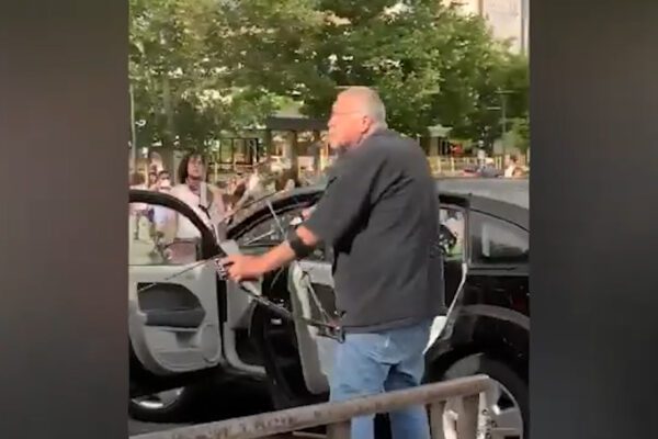 Proteste negli Usa, arco e frecce per farsi giustizia da solo