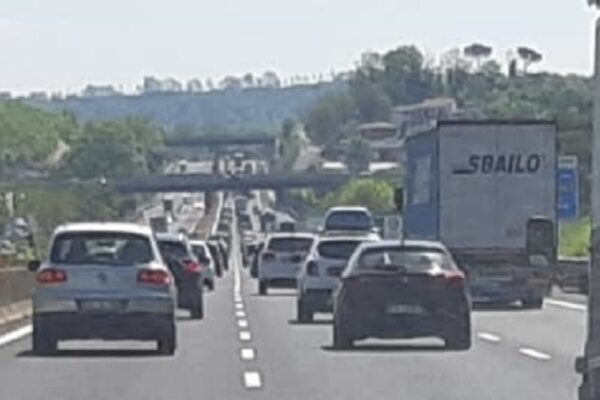 Tragedia sull’autostrada A1, camion esce fuori strada: muore il conducente