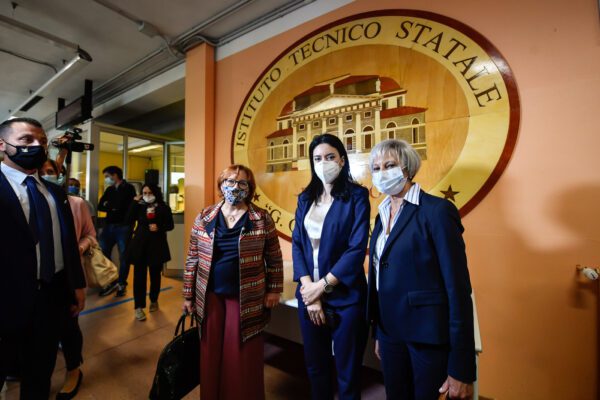 Il ministro Azzolina a Bergamo per la Maturità: “Dal 1 settembre scuole aperte per i recuperi”