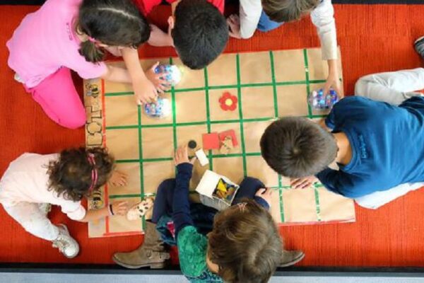 Bonus baby sitter anche a nonni e zii, ma solo se non conviventi: come richiederlo