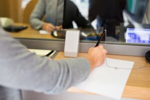 Chiudono clienti e dipendenti in bagno: rapina in banca nel centro di Milano Chiudono clienti e dipendenti in bagno: rapina in banca nel centro di Milano