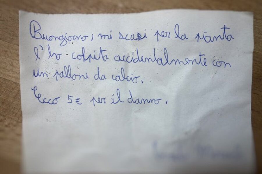 Il biglietto di scuse virali del bambino di 11 anni: “Ho colpito la sua pianta, ecco 5 euro”