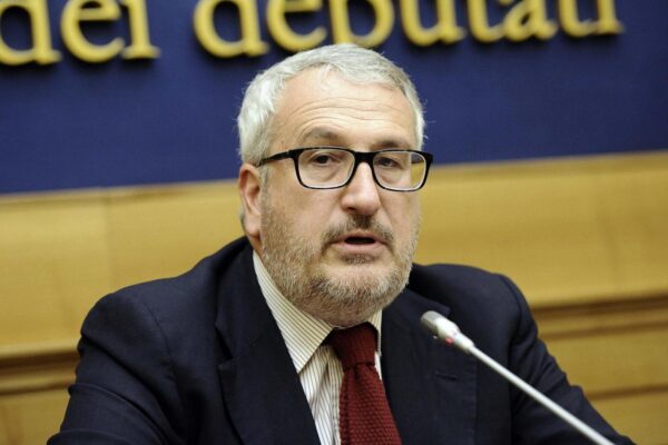 Bobo Craxi investito da una poliziotta che guidava contromano: ricoverato in ospedale