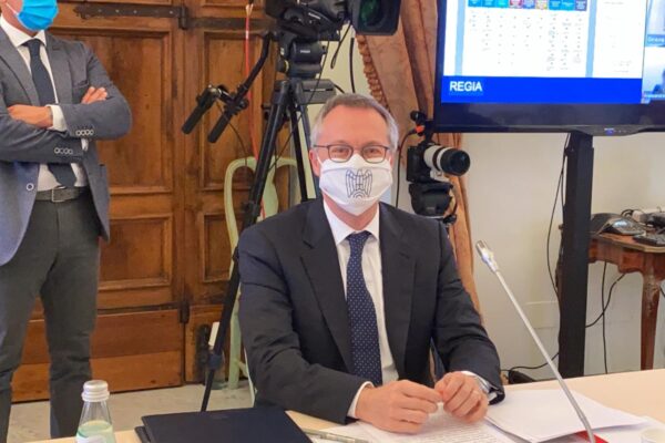 Stati generali, attacco di Confindustria a Conte: “Gravi ritardi su cassa integrazione e misure per liquidità”