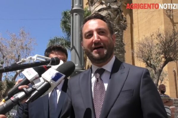 Il viceministro grillino Cancelleri esulta: “Sono tornati i turisti”, ma era nave quarantena con i migranti