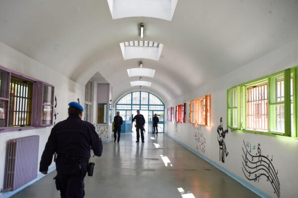 Morto un altro agente penitenziario nel carcere di Carinola, è il terzo in cinque giorni: “Dove sono i vaccini?”