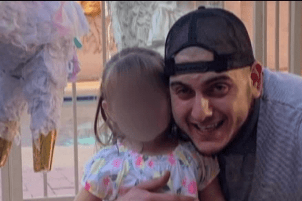 Muore durante l’arresto, agenti sopra di lui per 12 minuti: scoppia il caso Carlos Ingram Lopez