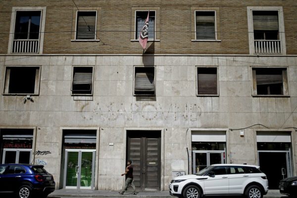 Giorgia rivendica il blitz al Leoncavallo, ma stavolta niente cuoricini: “Quando sgomberi la sede di Casapound?”