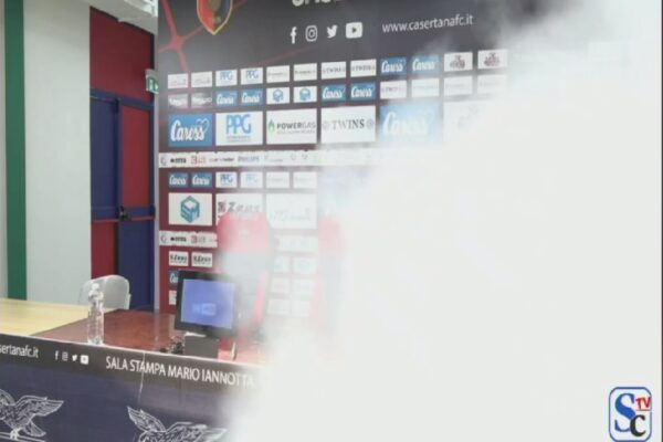 Caserta, giornalisti aggrediti prima della conferenza stampa: estintori e lancio di sedie