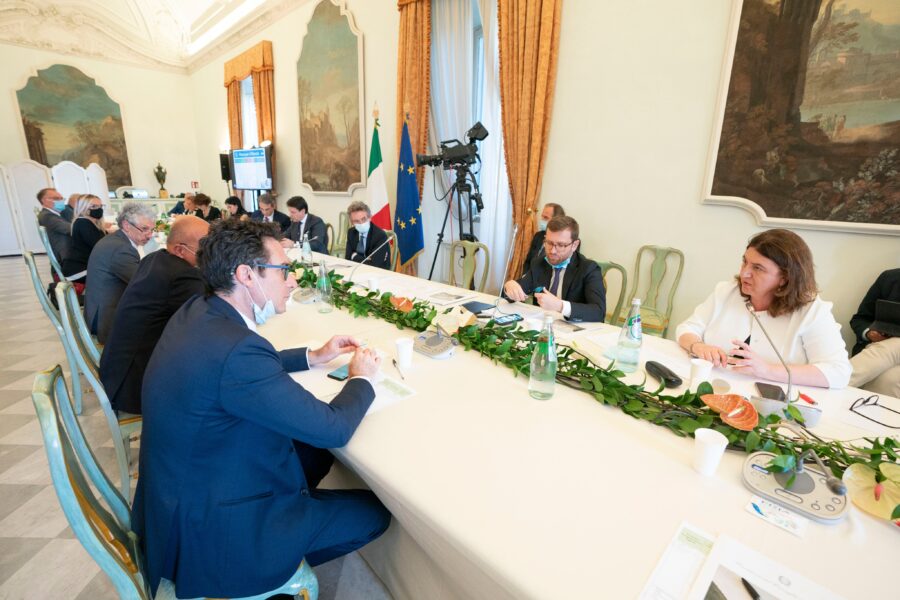 Bonus da 600 euro anche agli stagionali del turismo, l’annuncio del ministro Catalfo