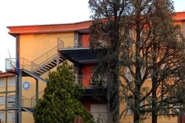 Maturità a mano armata, studente minaccia i prof con una pistola: “Promuovetemi”