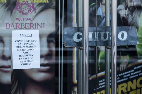 La Fase 2 dei cinema, i gestori protestano: “Con l’obbligo di mascherina non riapriamo”