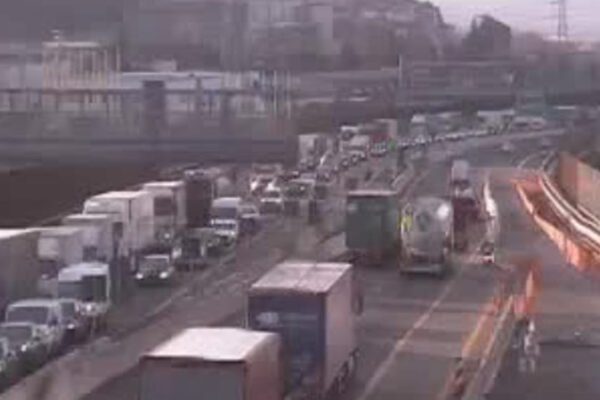 Camion si ribalta in galleria, chiude un tratto dell’autostrada A1