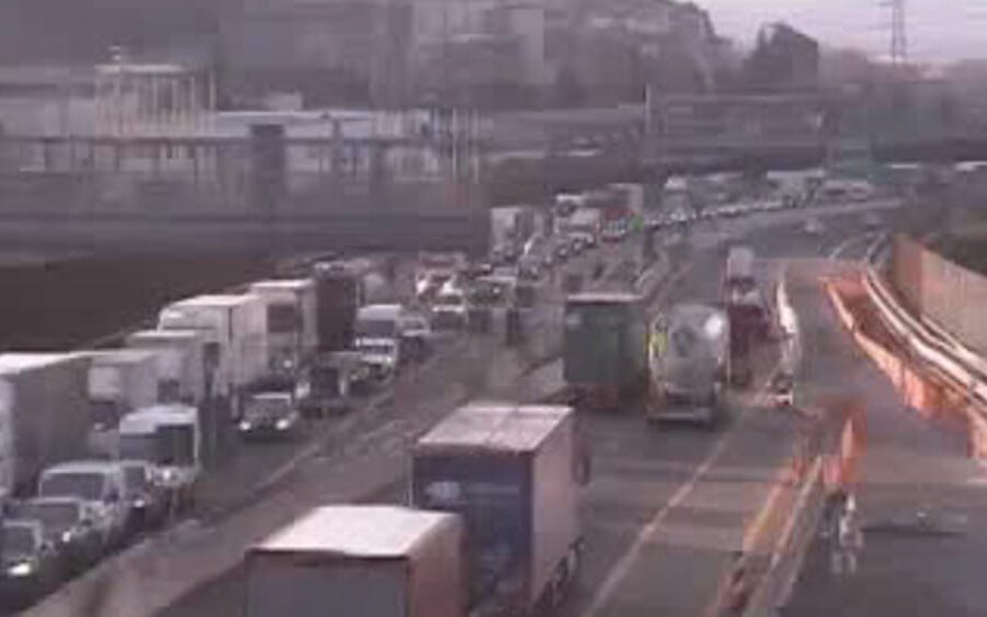 Camion si ribalta in galleria, chiude un tratto dell’autostrada A1