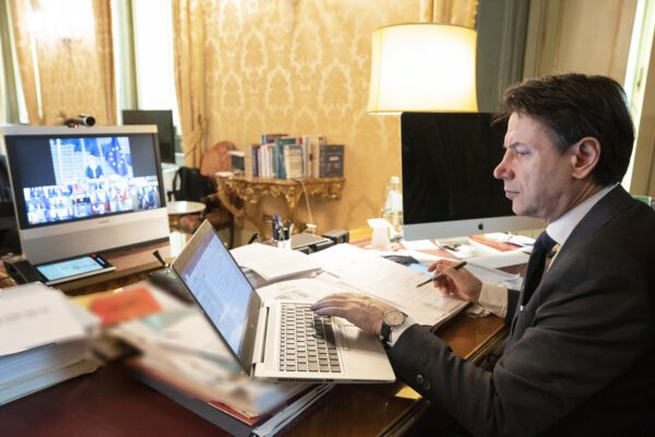 Recovery Fund, Conte in Consiglio europeo: “Accordo entro luglio”. Nuova frenata di Kurz, l’Olanda elogia l’Italia