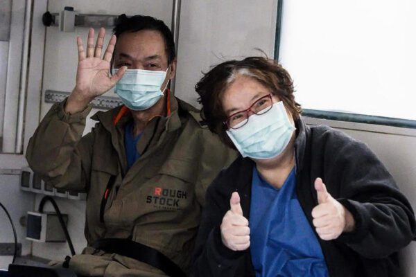 La coppia cinese curata a Roma dal Covid dona 40mila euro allo Spallanzani per la ricerca