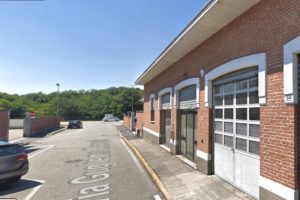 Crolla cornicione in strada, muoiono mamma e due figli piccoli. Illeso il primogenito