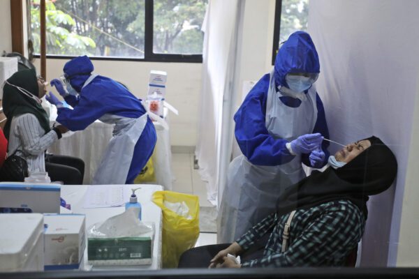 Coronavirus, 183mila casi in un giorno: allarme dell’Oms per il nuovo record