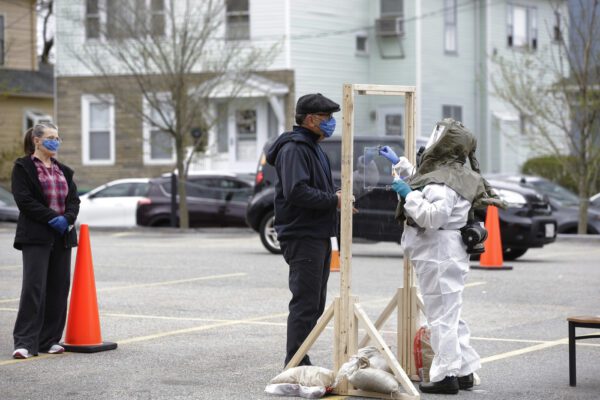 Coronavirus, negli Stati Uniti superati i 2 milioni di casi: ma Trump riprende i comizi