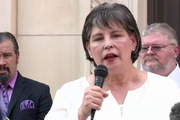 L’omicidio di George Floyd “una messinscena contro Trump”, la teoria complottista della Repubblica Cynthia Brehm