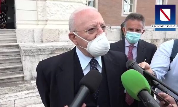 Rientri dall’estero, quarantena obbligatoria in Campania. De Luca: “Isolamento fino a esito tampone”