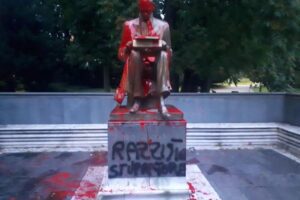 Statua di Montanelli imbrattata: “Razzista, stupratore”