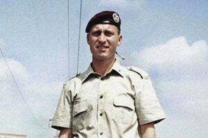 Emanuele Scieri, cinque indagati per la morte del paracadutista della Folgore Emanuele Scieri, cinque indagati per la morte del paracadutista della Folgore