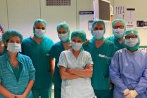 Bambina di 9 anni con tumore osseo torna a camminare con un chiodo allungabile nella caviglia: “Crescerà con lei”