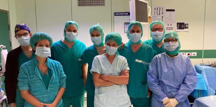 Bambina di 9 anni con tumore osseo torna a camminare con un chiodo allungabile nella caviglia: “Crescerà con lei”