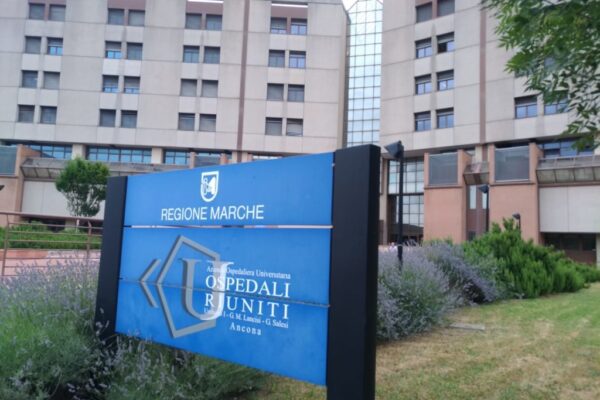 Prepara 90 olive all’ascolana mentre la operano al cervello: intervento riuscito