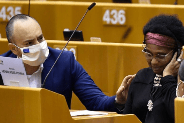 Eurodeputata vittima di violenza razzista dalla polizia, Sassoli: “Il governo belga chiarisca”